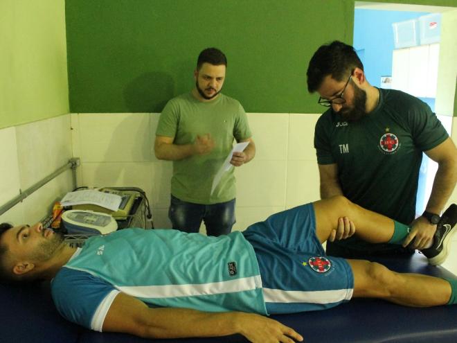 O dr. Thiago Mafra comandou exames ortopédicos no lateral Ézio ao lado do médico residente Cássio Grigório