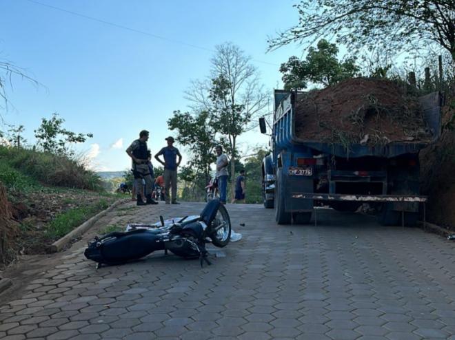 Caminhoneiro relatou que, ao terminar a subida, deparou-se com motociclista invadindo a contramão da estrada rural 