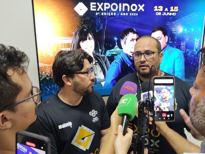 O prefeito Douglas Willkys, ao lado do organizador da Expoinox, Bruno Freire 