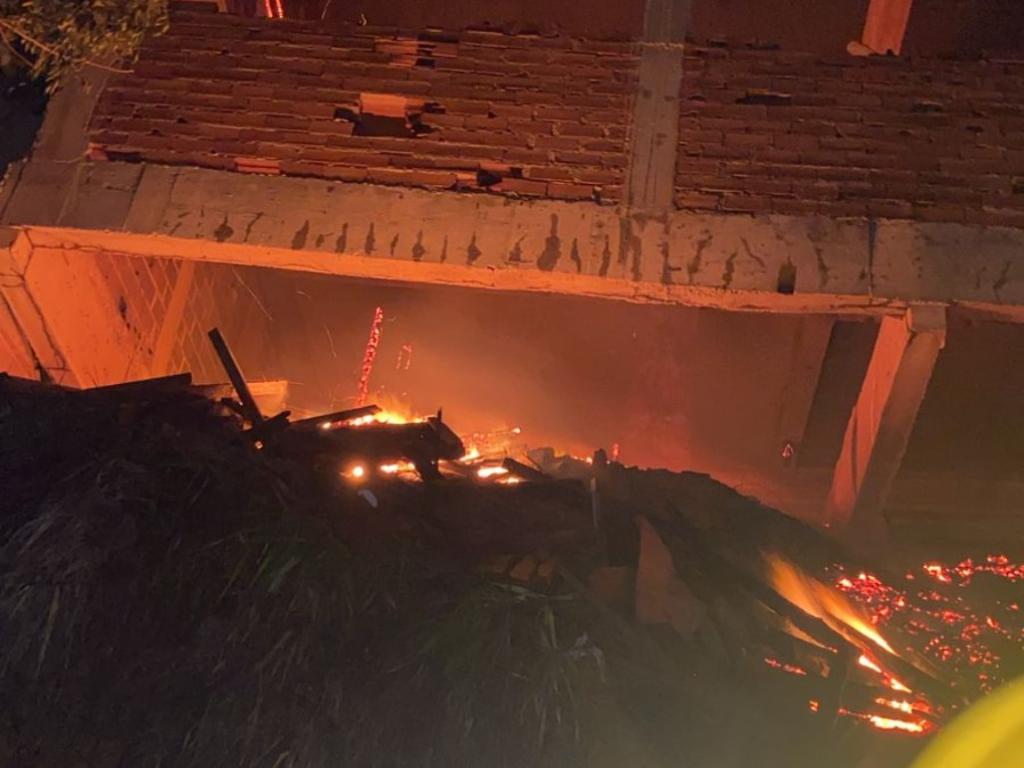 O fogo atigiu um amontoado de madeira de construção sob o prédio e tudo foi queimado 
