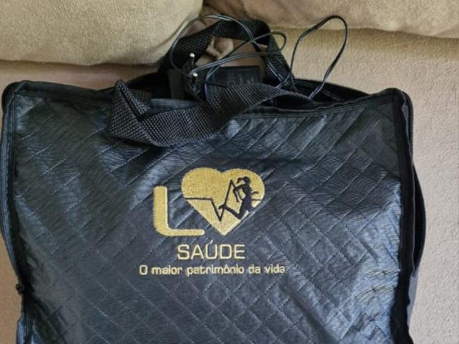 Alvo dos vendedores são idosos que, na esperança de alívio das dores que vêm com a idade, acabam gastando dinheiro com os aparelhos 