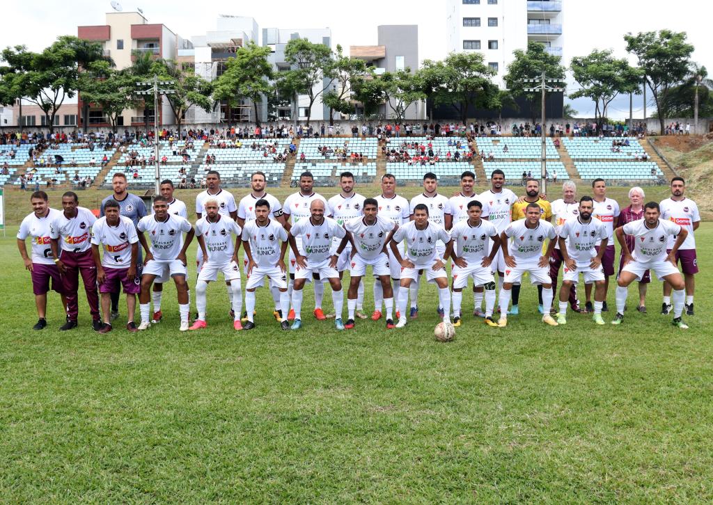 A pose dos campeões: o Iguaçu recupera o título do Ipatinguense após vários anos na fila