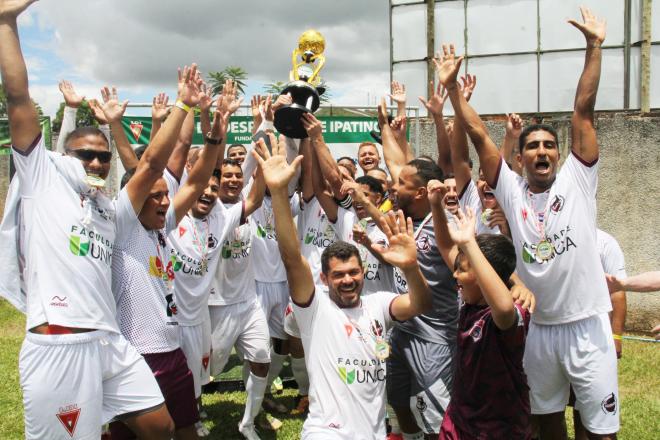 Após a conquista, a festa com o troféu dos campeões da Primeirona de Ipatinga versão 2023