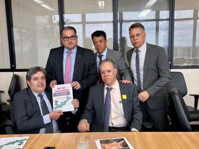 Líderes do movimento entregam folder com dados da BR-381 ao secretário Executivo do Ministério dos Transportes, George Santoro