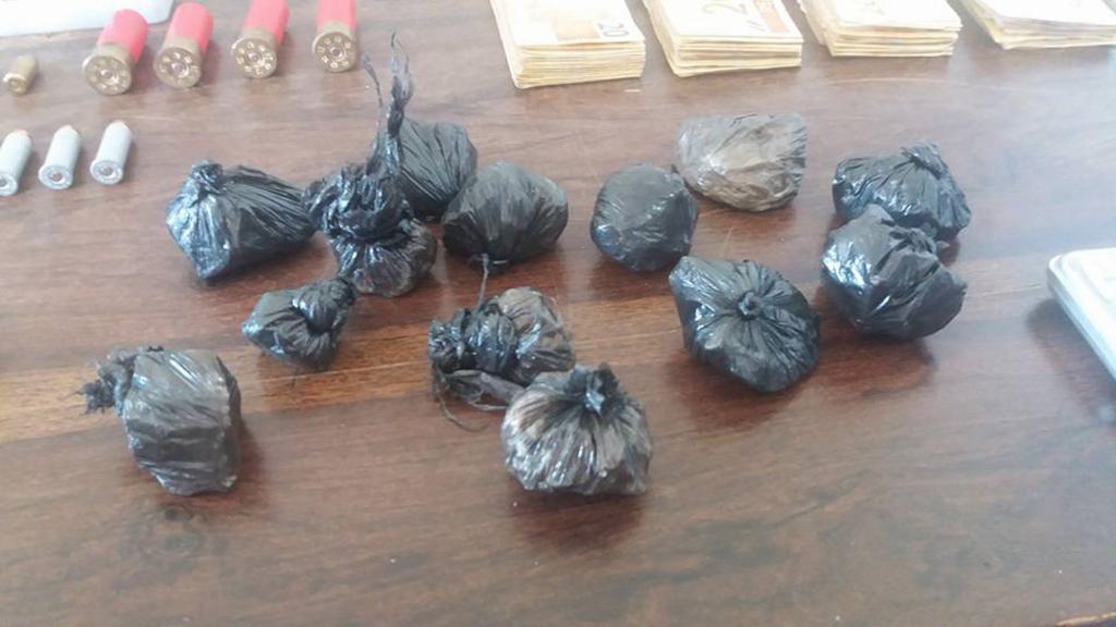 Além de drogas, havia dinheiro e armas na casa do flagrado