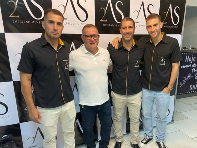 Ao lado dos irmãos Alessandro, Alex e do pai Jorge, Alan Empereur (último da esquerda para a direita) participou do lançamento de um empreendimento imobiliário