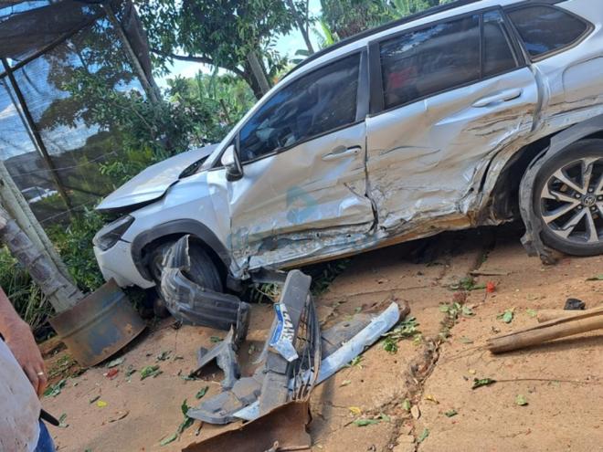 Um dos três carros envolvidos no acidente na tarde desta sexta-feira