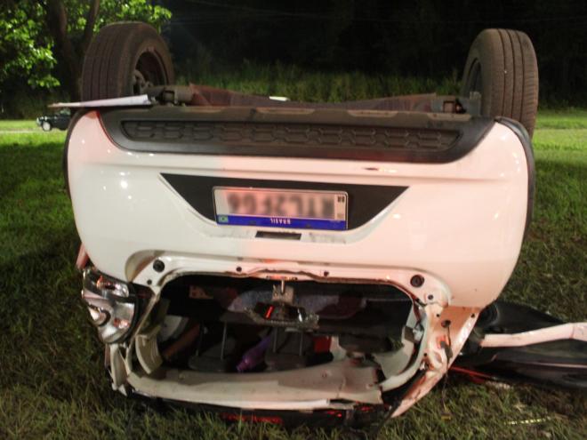 Fiat Mobi, dirigido por Raynan Clum foi atingido por outro veículo e capotou 