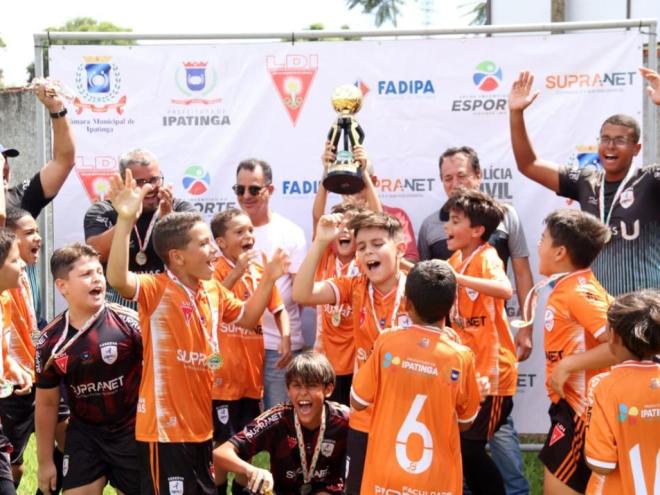 Atletas do RPS comemoram o título de campeão Ipatinguense Sub-10