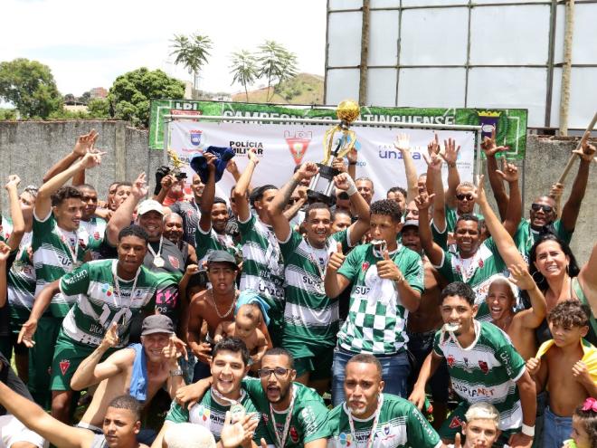 Os jogadores do Vila da Paz fizeram a festa ao erguerem o troféu de campeão