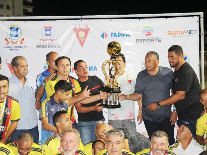 Ao receber o troféu, alegria marcante dos jogadores, dirigentes e comissão técnica do Novo Vale