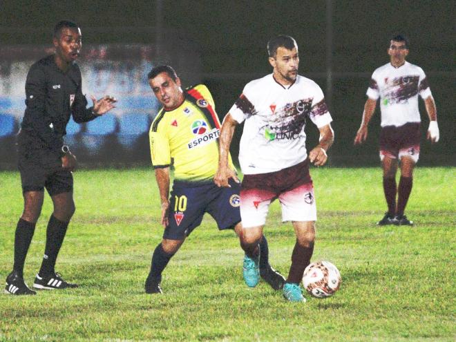 O jogo foi marcado por lances de muita disputa de bola no meio campo