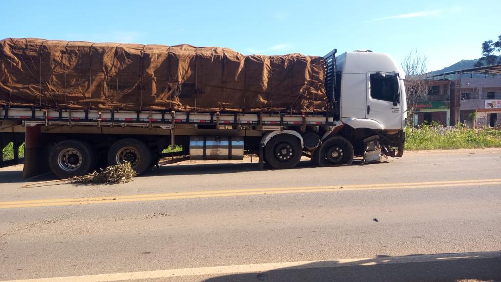 Motorista do caminhão disse que condutor de VW Gol saiu de estrada à margem da BR-458 e atravessou a pista, ele tentou desviar-se, mas sem sucesso, houve o impacto 