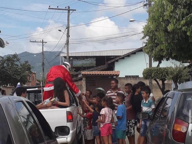 Papai Noel de Cava Grande distribuindo presentes para as crianças do distrito, em uma de suas carreatas