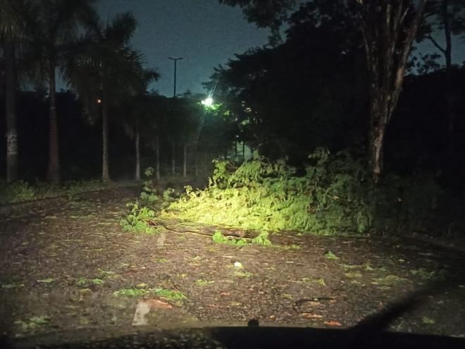 Avenida Usiminas, entre os bairros Bom Retiro e das Águas