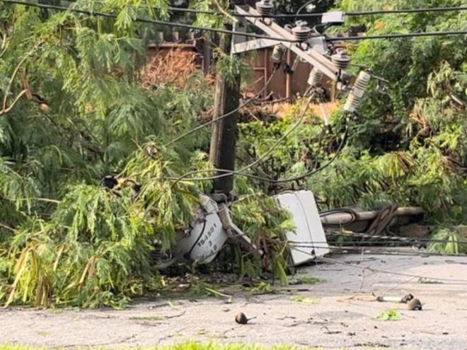 Poste com transformador veio ao chão, com a queda de árvores derrubadas por vendaval na noite de 25/12