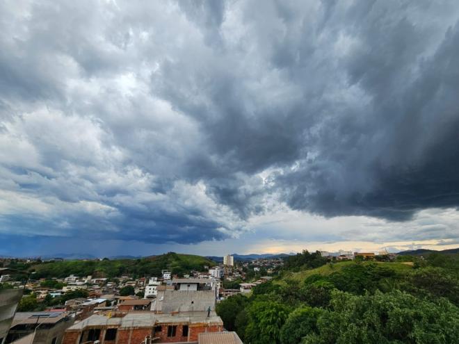 Quando a cidade ainda se recuperava do vendaval da madrugada anterior, foi atingida por nova chuva seguida de rajadas de vento  à tarde