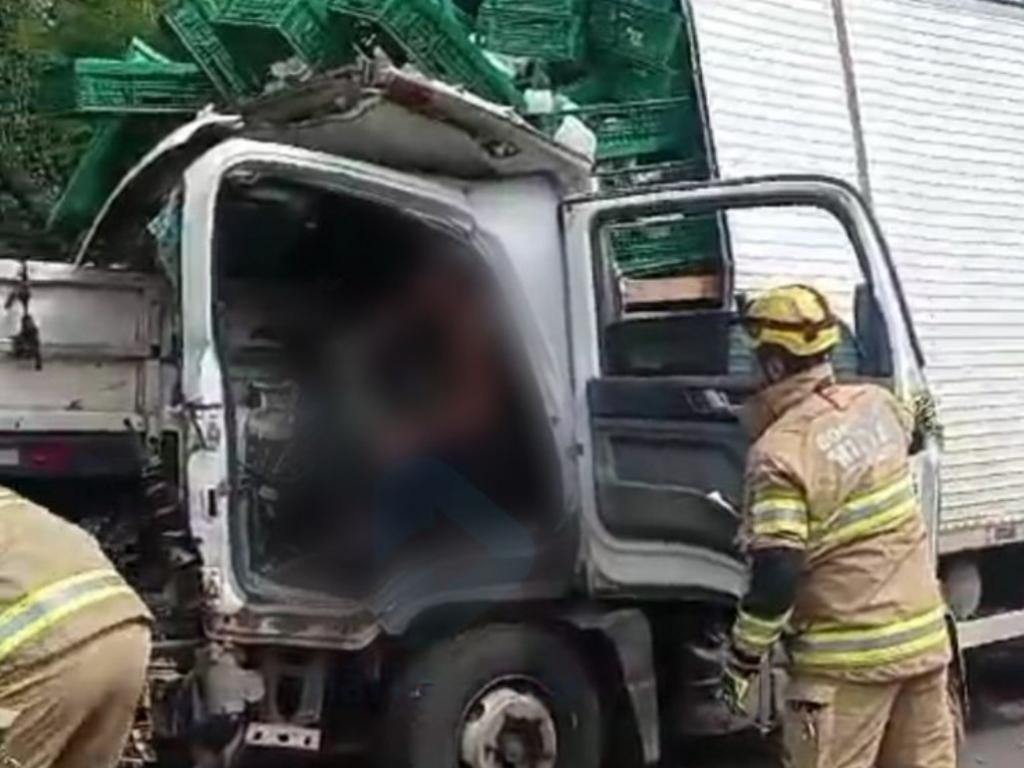 Bombeiros já atuam para tirar a vítima do veículo