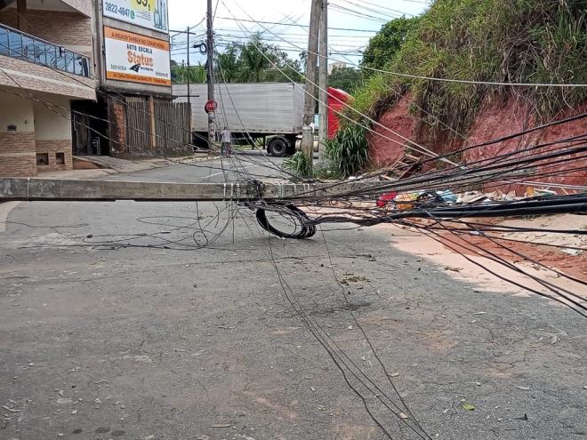 A avenida Londrina, próximo ao número 8, bairro Veneza II, próximo ao acesso ao Distrito Industrial, está interditada, sem previsão de liberação