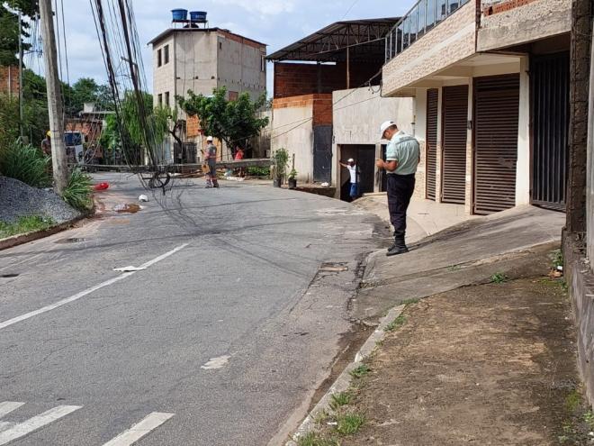 Pela manhã equipes da Cemig atuavam no local, para reconstruir a rede elétrica 