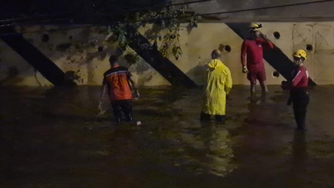 Equipes da Defesa Civil atuam nas áreas atingidas pela tempestade da noite desta quarta-feira 