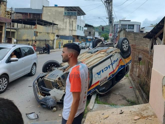 A viatura capotou sobre a calçada depois da batida com uma motocicleta
