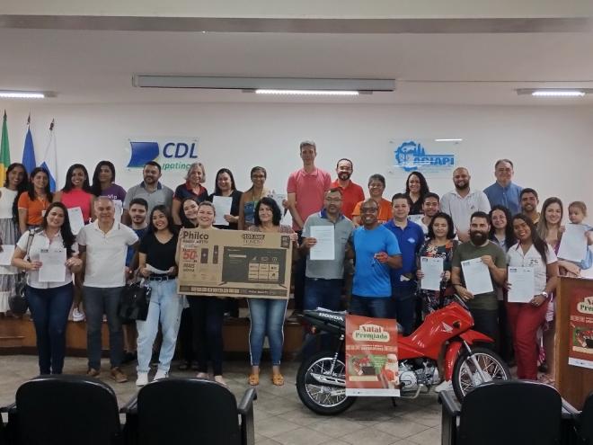 Foram entregues 15 prêmios aos consumidores, dentre eles, uma motocicleta Honda Pop 110i 0 km 