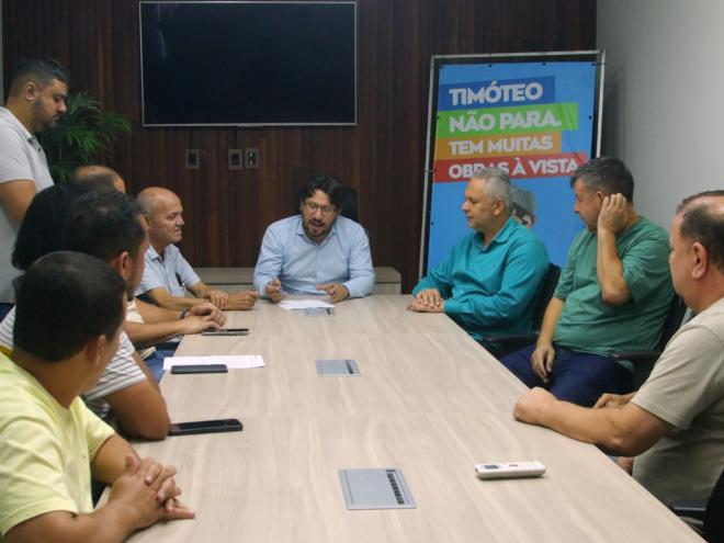  A assinatura ocorreu no fim da tarde desta quarta-feira, dia 3 de janeiro, na sala de reuniões da prefeitura.
