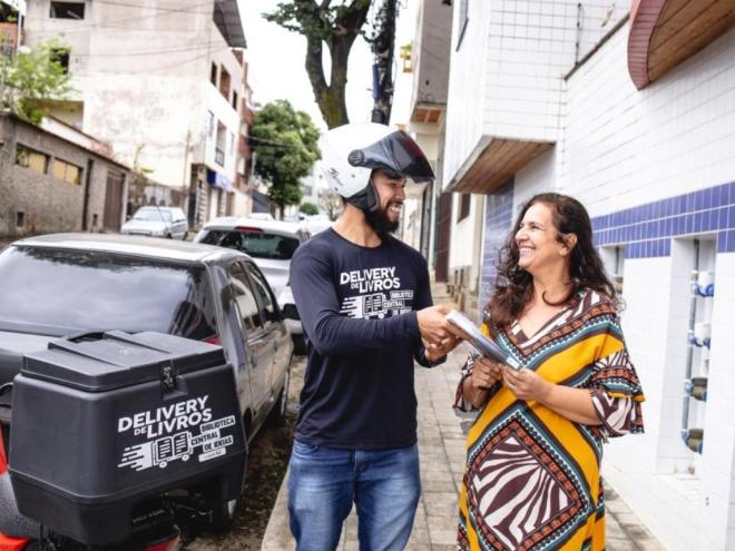 A entrega e busca de livros é realizada quinzenalmente