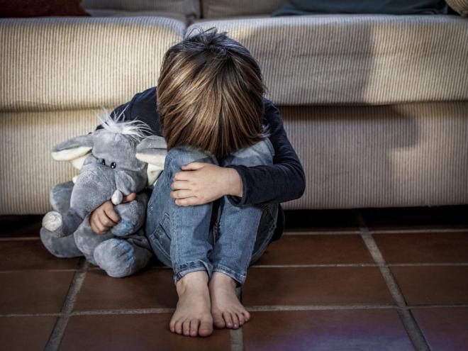 Responsáveis devem estar atentos às crianças e aos adolescentes e desconfiar de eventuais mudanças de comportamento, principalmente quando repentinas