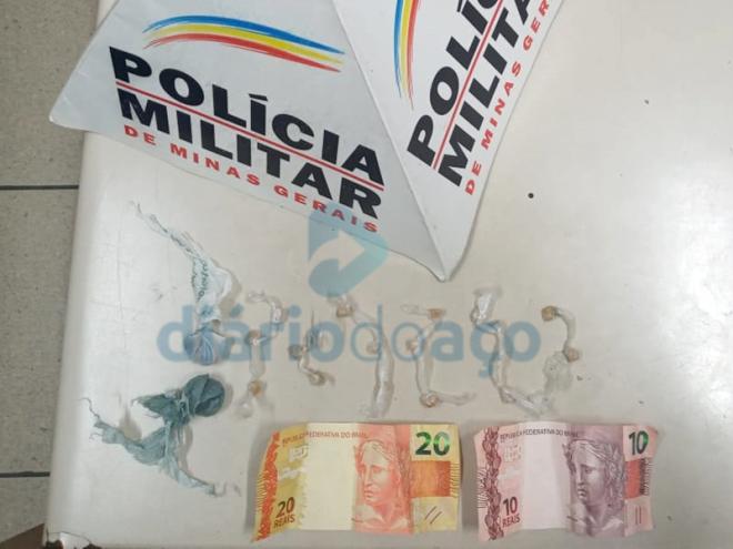 As porções de drogas apreendidas com o adolescente no Jardim Panorama