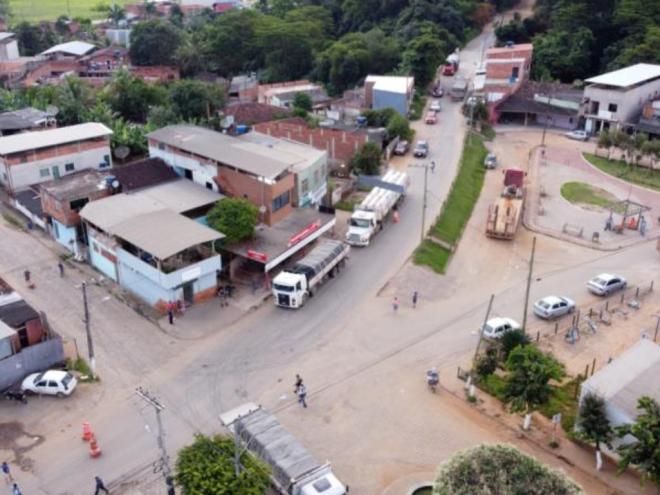 Caminhões passam por Cava Grande em direção a Timóteo; a partir de 8/1 passar por Timóteo renderá multas