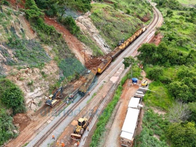 A interdição foi provocada nesse trecho da EFVM em Nova Era, com uma queda de encostas; máquina de serviços foi atingida 