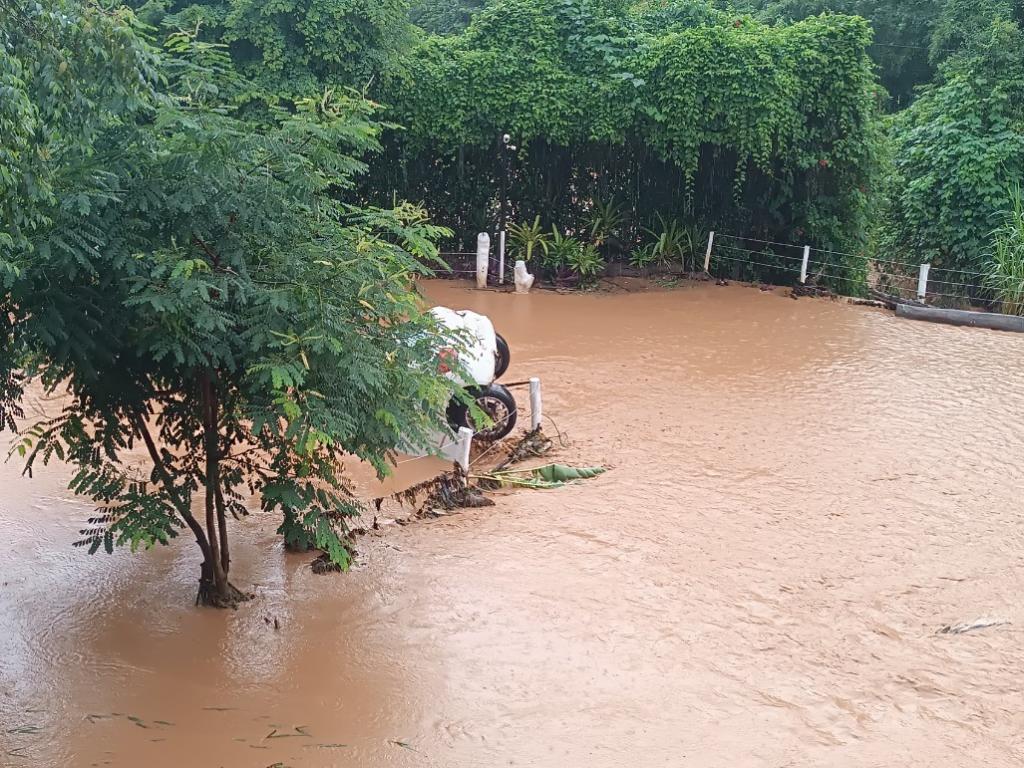 A chuva fez transbordar o curso d'água que passa por Cava Grande, casas foram inundadas e um carro arrastado 