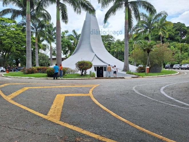 Em cerimônia discreta, em um das capelas do cemitério Parque Senhora da Paz, corpos de irmãs foram velados na manhã deste domingo. Familiares procuram respostas