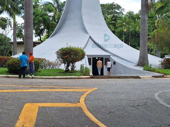 Entre os participantes do velório estavam amigos, familiares e colegas de trabalho das vítimas