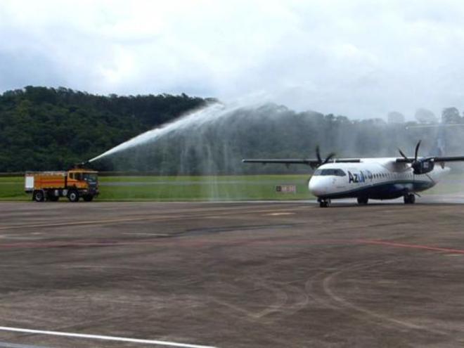 O aeroporto conta com 12 profissionais revezando em quatro equipes