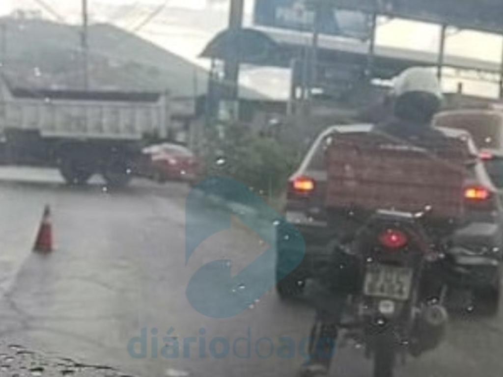 Caminhão ocupou toda a extensão da pista