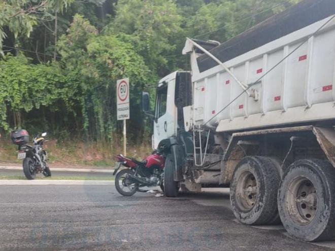 Moto seguia sentido Ipatinga, quando atingiu o caminhão 