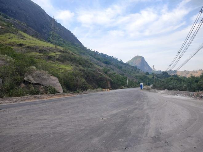 Foi construída uma via paralela para liberar fluxo de veículos no local