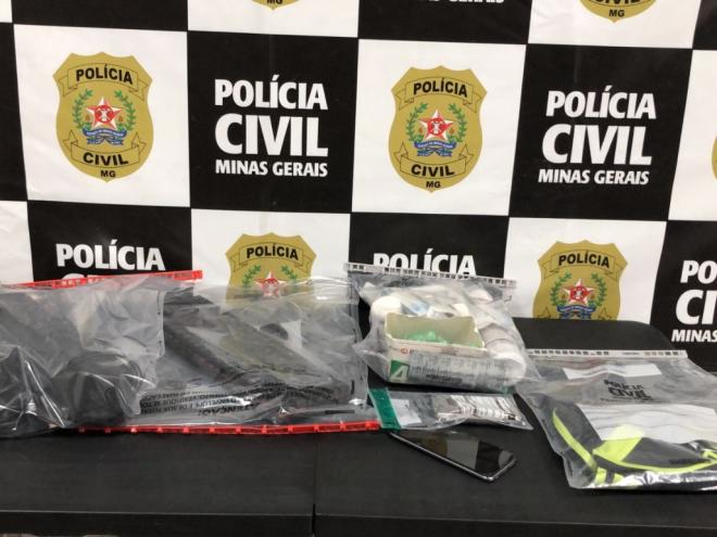 Com mandado de busca, apreensão e prisão expedidos pela Justiça, policiais recolheram dispositivos eletrônicos e encaminharam perseguidor para a prisão 