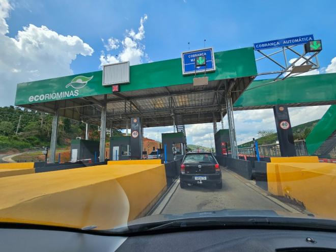 A praça em Inhapim tem pedágio que custa R$ 12,20 para automóveis; já a praça de Ubaporanga cobra R$ 9,90, dos carros de passeio