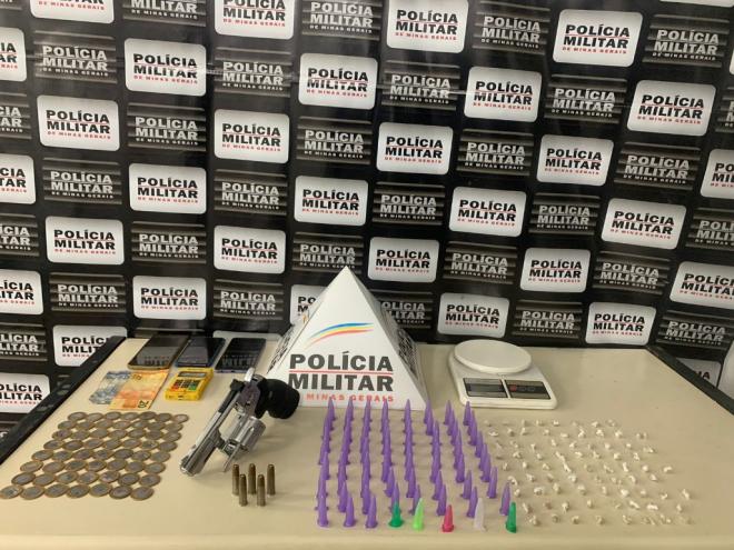 Em outra residência foram apreendidos, porções fracionadas de maconha e cocaina, três celulares, máquina de cartão de crédito e um revólver calibre 38, municiado  