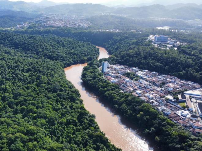 O Piracicaba, no trecho onde tem a mata do Parque Estadual do rio Doce à esquerda e o bairro Cariru à direita, pouco antes de desaguar no rio Doce 