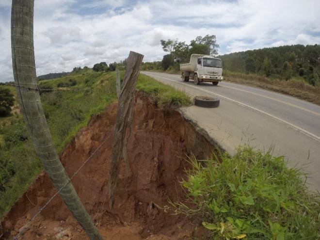 No Km 133 da BR-458, essa erosão foi provocada pela vazante da Lagoa Silvana e, há dois anos, aguarda providências
