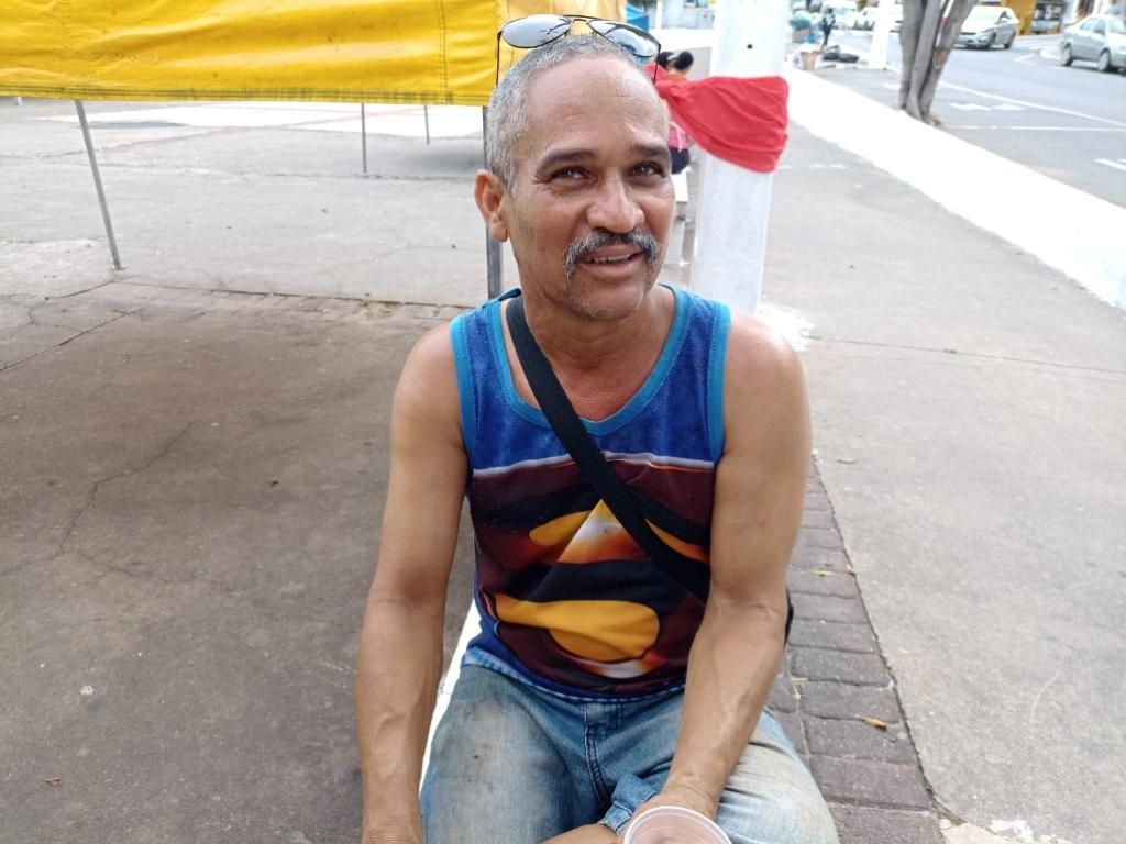 Doriedson Barbosa, 53, autônomo, Caladinho de Cima ''Gostaria que asfaltasse mais ruas no bairro Caladinho de Cima, algumas já foram asfaltadas, mas outras também consideras como principal, como a rua da Acaiaca, ficou de fora e precisa ainda melhorar nesta questão''.