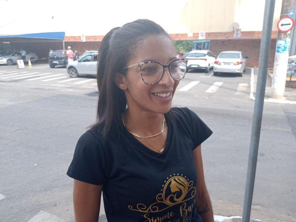 Sinara Cristina de Souza Silva, 34, manicure, São Vicente ''O transporte público é algo que anda muito precário, não tem horários e carros suficientes para os bairros. No horário que saímos do trabalho então, é muito difícil, ônibus que andam sem o trabalho do trocador, dificultando ainda mais''.