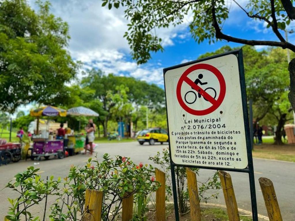 Placas estão afixadas nas entradas do parque, mas são ignoradas 
