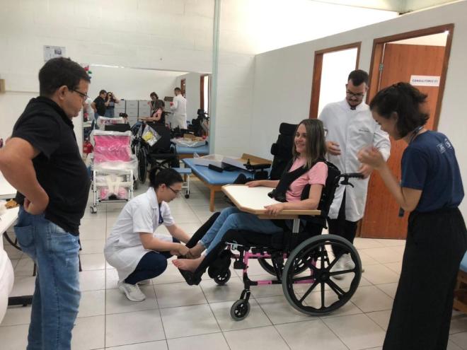 Ao todo serão entregues 100 cadeiras sem custo, a crianças, jovens, adultos e idosos assistidos pelo CER II
