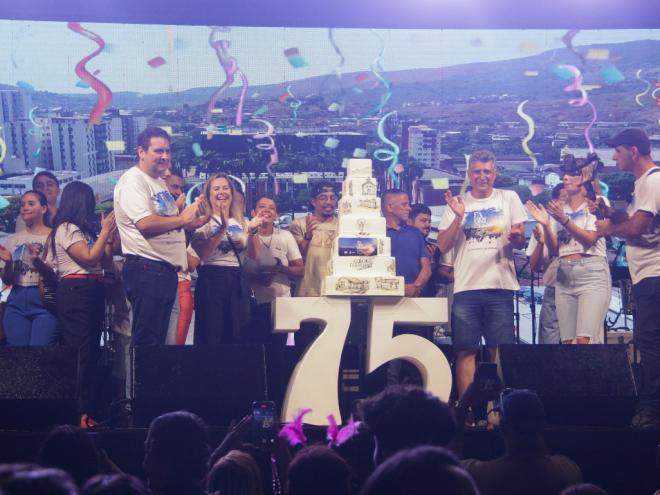 Durante as festividades, prefeito Marcos Vinicius anunciou R$ 9 milhões de investimentos para a construção do novo Cemitério e a pavimentação de mais 35 ruas